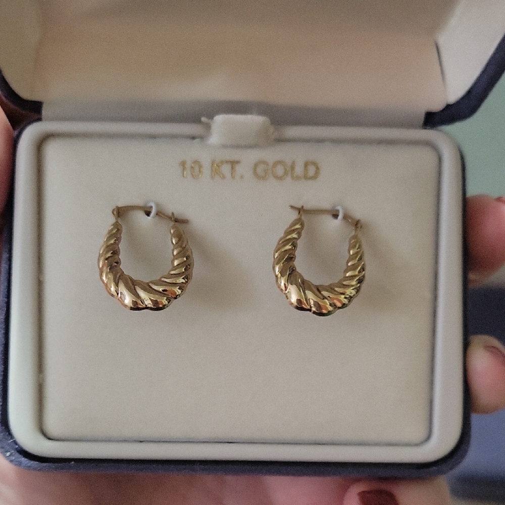 10 KT Gold Twisted Hoop Earrings